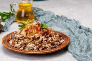 mujaddara.-orez-cu-linte-si-ceapa-caramelizata,-reteta-clasica-orientala
