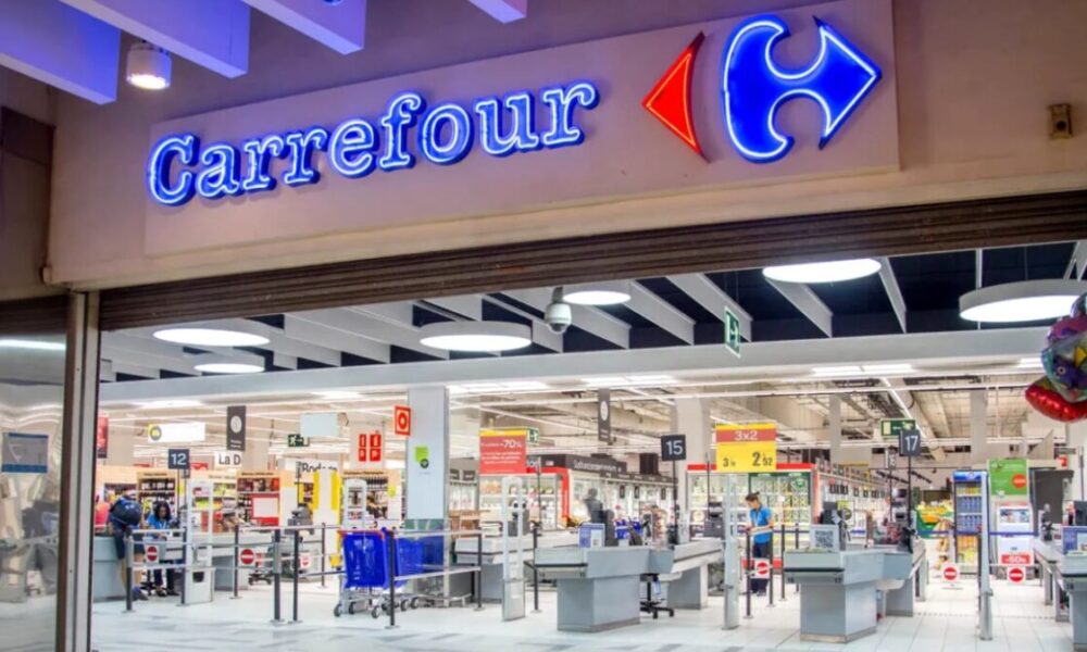 un-barbat-a-fost-incuiat-intr-un-carrefour-toata-noaptea.-cu-ce-a-umplut-barbatul-din-franta-patru-valize