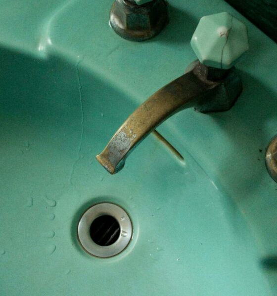 trucul-care-iti-salveaza-casa.-ce-riscuri-eviti-daca-pui-o-hartie-in-chiuveta