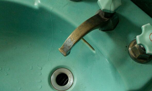 trucul-care-iti-salveaza-casa.-ce-riscuri-eviti-daca-pui-o-hartie-in-chiuveta